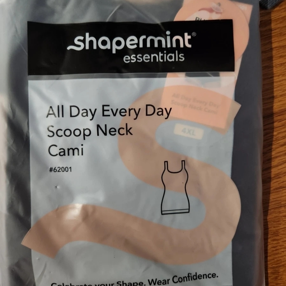 NWT SHAPERMINT SCOOP NECK CAMI